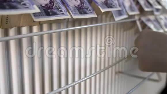 干衣机上的英镑钞票洗钱概念视频的预览图