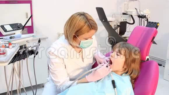 小女孩和牙医视频的预览图