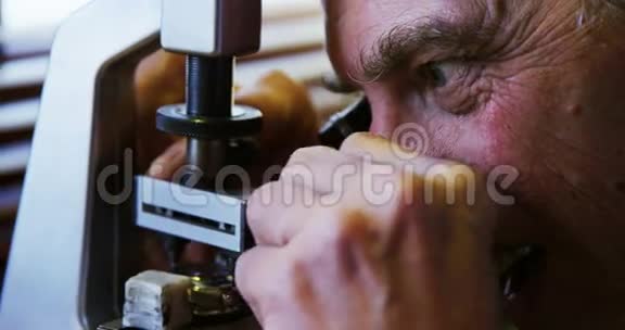 在机器上修理手表的霍利学家视频的预览图