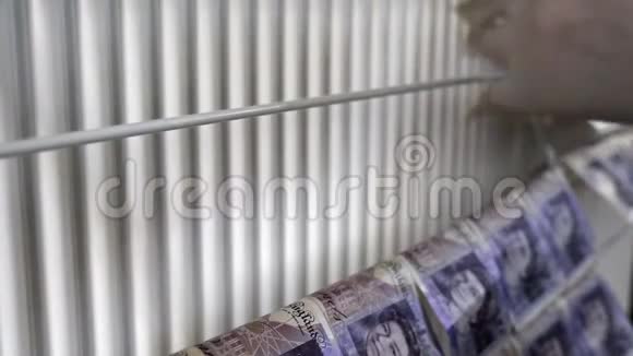 干衣机上的英镑钞票洗钱概念视频的预览图