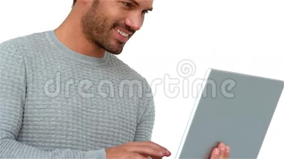 帅哥用笔记本电脑视频的预览图