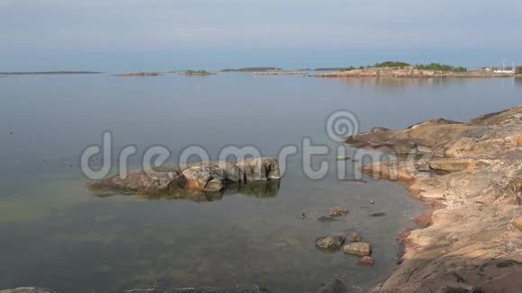 在一个夏天的早晨观赏芬兰湾的海岸岩石芬兰汉口视频的预览图