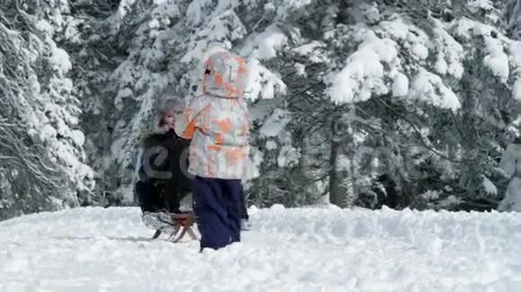 家人享受冬天的时光视频的预览图