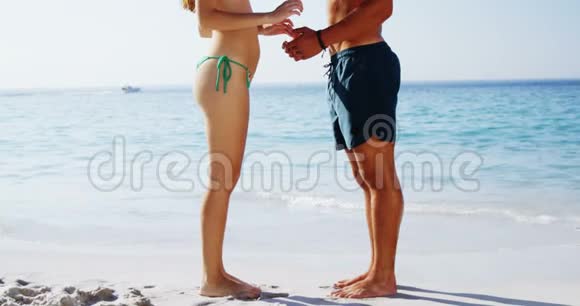 站在海滩上的浪漫情侣视频的预览图