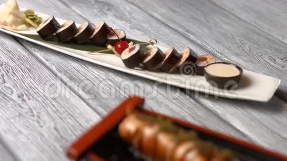 带寿司卷的白色盘子视频的预览图