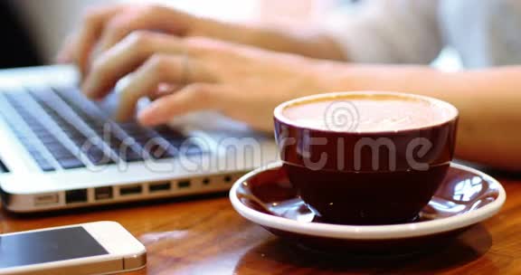 女商人用笔记本电脑桌上放着咖啡杯视频的预览图
