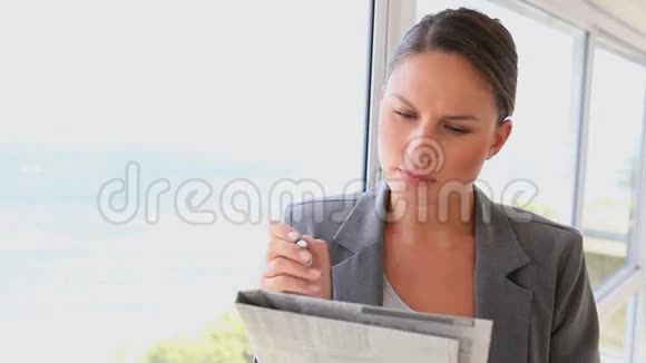 女人在报纸上写字视频的预览图