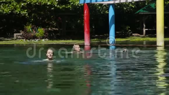 游泳池里的幸福家庭视频的预览图