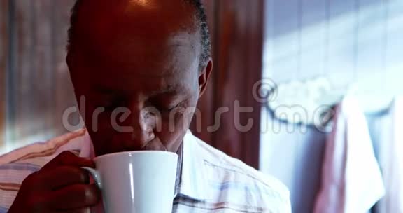 在家喝咖啡的老人视频的预览图