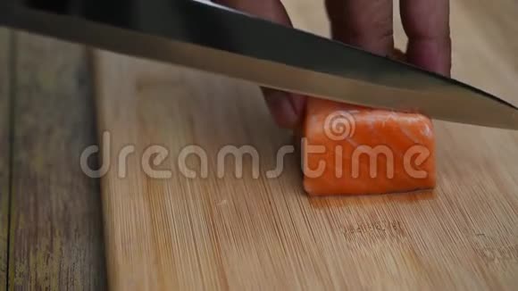 亚洲厨师切片日本食物刺鱼视频的预览图