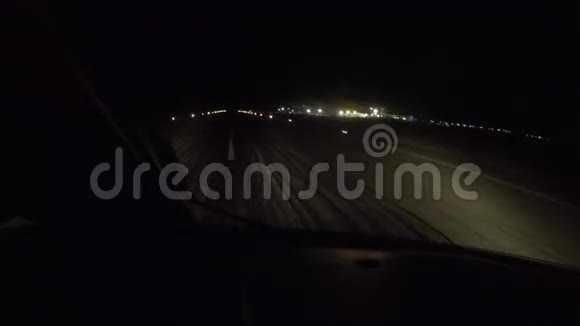 空运进场晚上在机场降落驾驶舱的景色视频的预览图