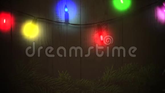 动画特写圣诞快乐文字和彩色花环在木材背景视频的预览图