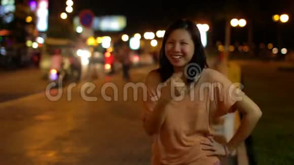 晚上在市中心的中国美女视频的预览图