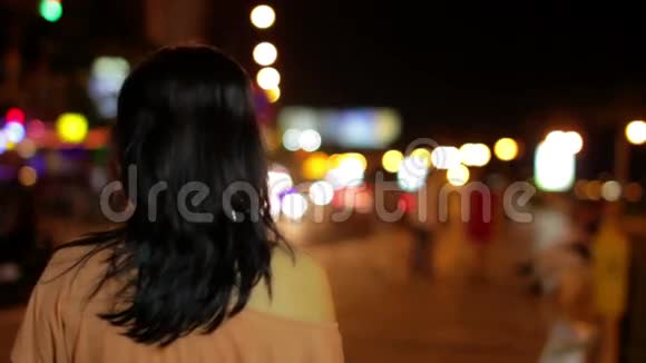 晚上在市中心的中国美女视频的预览图