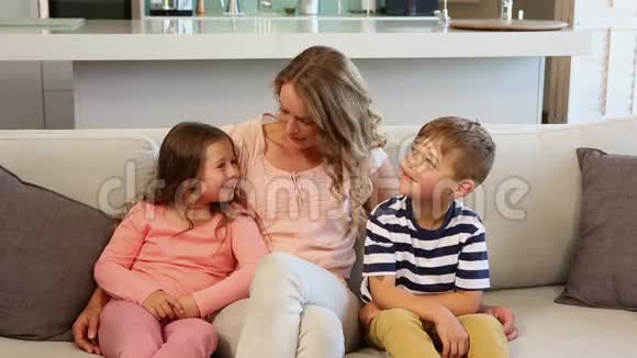 幸福的一家人坐在沙发上视频的预览图