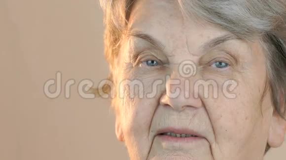 一位80岁高龄妇女的肖像视频的预览图