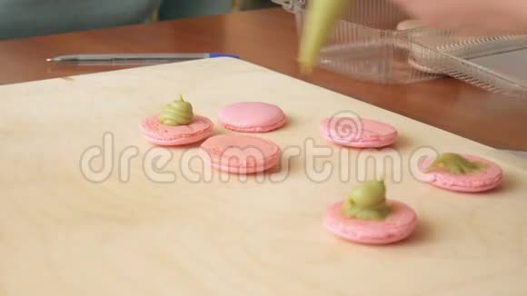 厨师做的通心粉之间是奶油厨师用自己的手做漂亮的甜点视频的预览图
