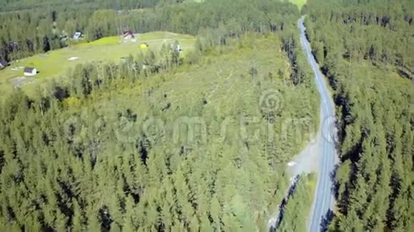 飞行在森林和道路之上视频的预览图