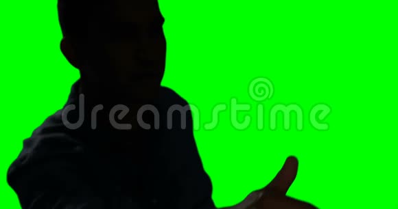 男子触摸数字屏幕4k视频的预览图