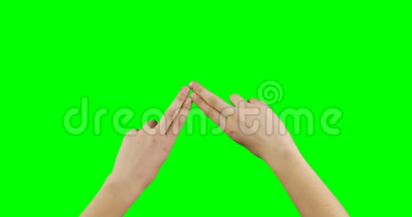 在绿屏背景下做手势的人视频的预览图