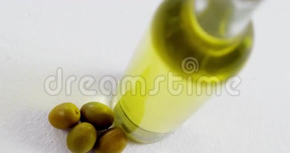 绿色橄榄和一瓶橄榄油视频的预览图