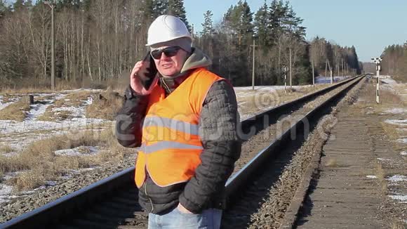 铁路员工在铁路上用手机聊天视频的预览图