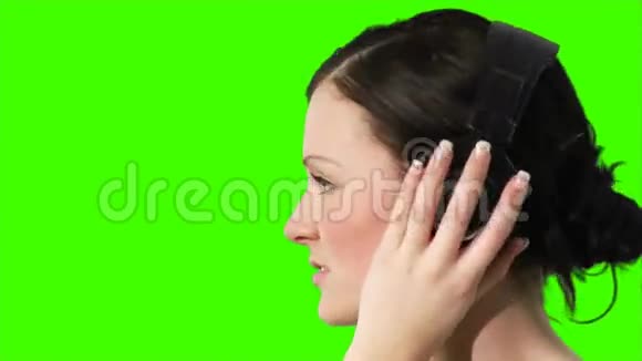 听音乐的女人的绿色屏幕视频的预览图