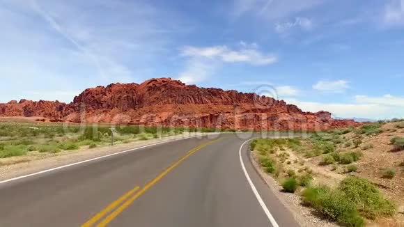 令人难以置信的美丽景观内华达州南部火谷州立公园美国沿道路平稳摄像运动视频的预览图