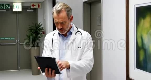 男性医生使用数字平板电脑视频的预览图