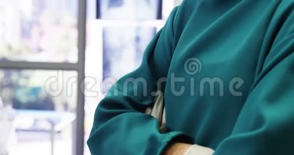 交叉双臂站立的女外科医生画像视频的预览图