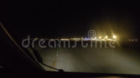 空运进场晚上在机场降落驾驶舱的景色视频的预览图