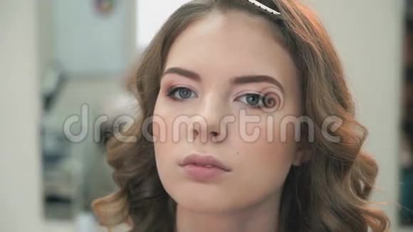 在美容院化妆的年轻模特视频的预览图