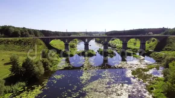 河上铁路桥的鸟瞰图视频的预览图