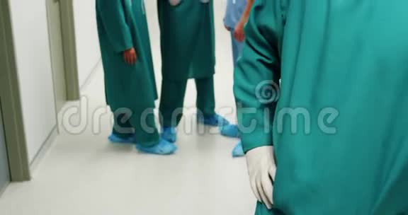 两臂交叉站立的男外科医生画像视频的预览图
