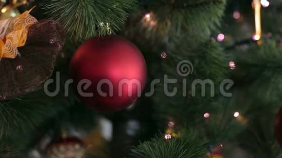 圣诞节和新年装饰圣诞树视频的预览图