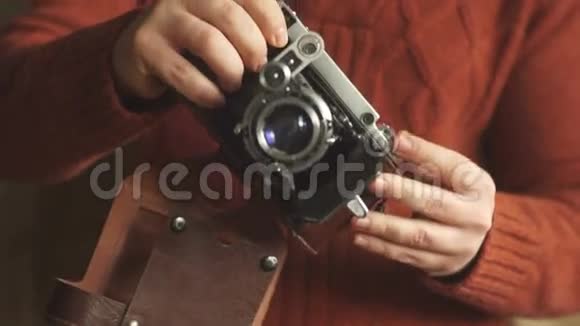 古董照片相机在手中视频的预览图