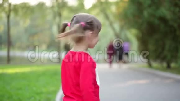 公园里快乐的小女孩视频的预览图