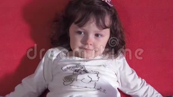 一个美丽的小女孩的情感视频的预览图