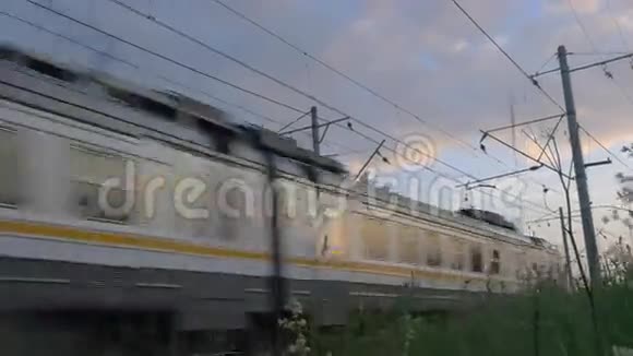 通勤列车在运动中视频的预览图