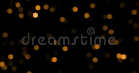 圣诞节金色的微粒闪耀着黑色背景上流淌的金色节日新年快乐视频的预览图
