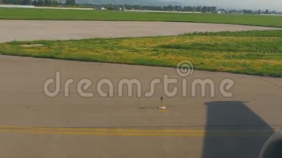 飞机起飞前滑行视频的预览图