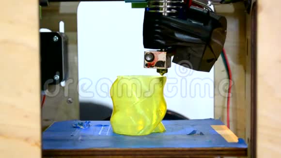 由3D打印机打印的对象熔融沉积模型FDM视频的预览图