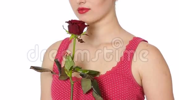 女人拿着红色的玫瑰在白色的背景上微笑视频的预览图