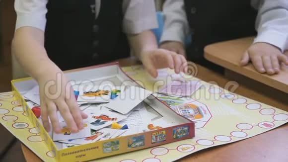幼儿在幼儿园室内玩耍视频的预览图