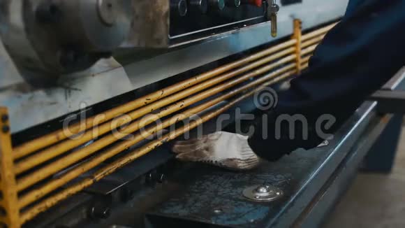 工厂内机器切割金属板材视频的预览图