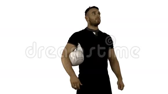带球的严肃橄榄球运动员视频的预览图