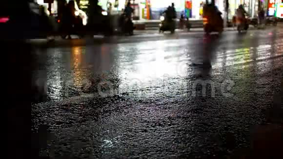 夜间在潮湿的道路上行驶的汽车和摩托车视频的预览图