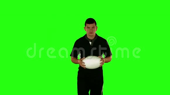 带球的严肃橄榄球运动员视频的预览图