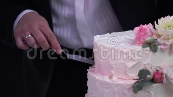 新娘和新郎带一块结婚蛋糕视频的预览图