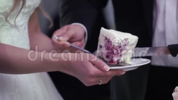 新娘和新郎带一块结婚蛋糕视频的预览图